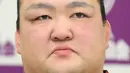 Pemegang predikat grand champion sumo, Kisenosato menyeka air matanya saat mengumumkan pensiun dari arena sumo di Tokyo, Rabu (16/1). Kisenosato merupakan satu-satunya pesumo Jepang di liga teratas olahraga itu. (Yohei Nishimura/Kyodo News via AP)