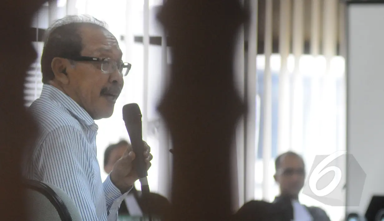 Terdakwa kasus suap Bupati Bangkalan Fuad Amin, Direktur PT Media Karya Sentosa Antonio Bambang Djatmiko memberikan keterangan saat sidang lanjutan di pengadilan Tipikor Jakarta, Senin (30/3). (Liputan6.com/Herman Zakharia)