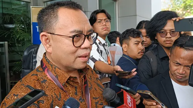 Mantan Menteri ESDM Sudirman Said usai mengikuti tes tertulis calon pimpinan (capim) Komisi Pemberantasan Korupsi (KPK) di Pusdiklat Kemensetneg, Jakarta Selatan, Rabu (31/7/2024). (Merdeka.com/Rahmat Baihaqi)