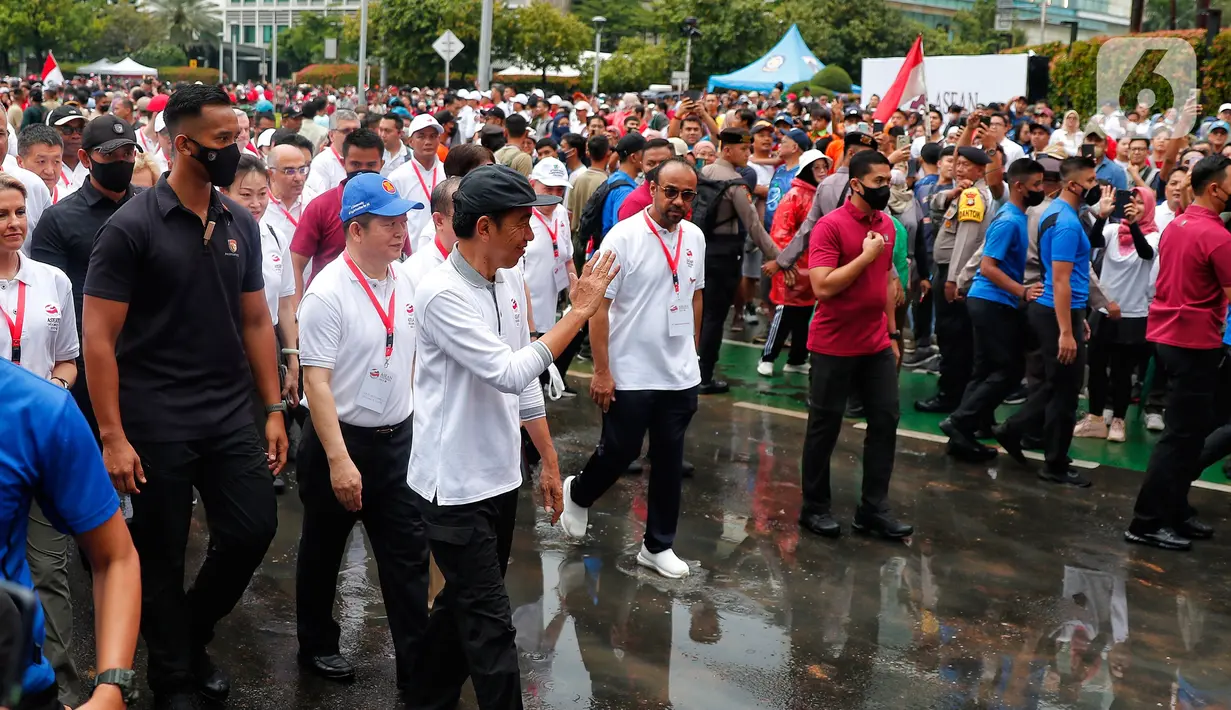 Presiden Joko Widodo (tengah) bersama jajaran menteri dan para duta besar negara-negara anggota Asean serta non-Asean saat membuka acara Kick Off ASEAN Indonesia 2023 di Bundaran HI, Jakarta, Minggu (29/1/2023). Acara tersebut merupakan 'kick off' keketuaan Indonesia dalam ASEAN 2023 yang puncaknya akan berlangsung dua kali, yakni Konferensi Tingkat Tinggi (KTT) ASEAN pada Mei 2023 di Labuan Bajo, Provinsi Nusa Tenggara Timur (NTT) dan KTT ASEAN Plus di Jakarta pada September 2023. (Liputan6.com/Angga Yuniar)