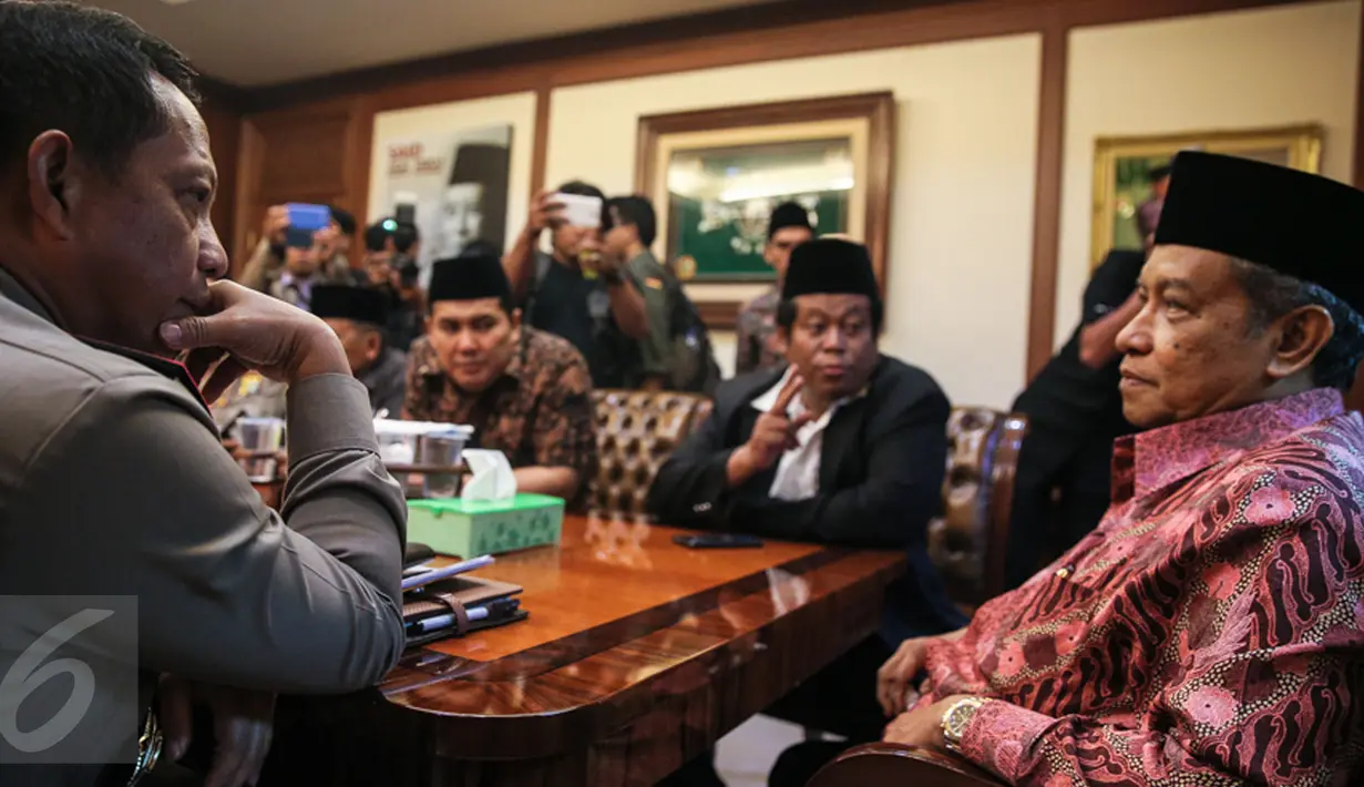 Kapolda Metro Jaya, Irjen Tito Karnavian (kiri) berbincang dengan Ketua Umum Pengurus Besar Nahdlatul Ulama, Said Aqil Siradj (kanan) berbincang di Kantor PBNU, Jakarta, Rabu (23/12). (Liputan6.com/Faizal Fanani)