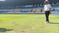 Komisaris PT Persib Bandung Bermartabat, Umuh Muchtar meninjau kondisi Lapangan Stadion Gelora Bandung Lautan, Bandung Setelah Laga Persib Bandung melawan Persis Solo. (Bola.com/Muhammad Faqih)