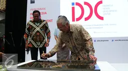 Menteri Perdagangan Enggartiasto Lukita menandatangani peresmian Indonesia Design Development Center (IDDC) di Jakarta, Kamis (29/). (Liputan6.com/Angga Yuniar)