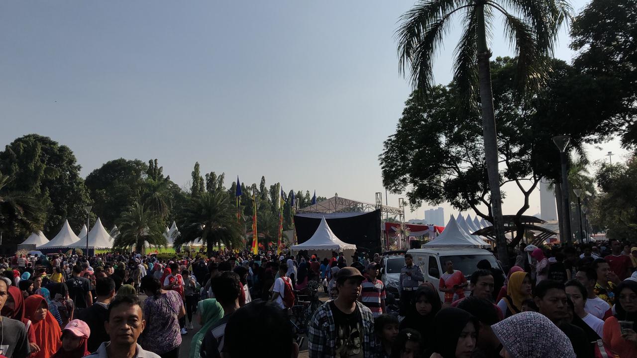 Warga memadati Monas dalam acara Lebaran Betawi di Monas, Minggu (21/7/2019).