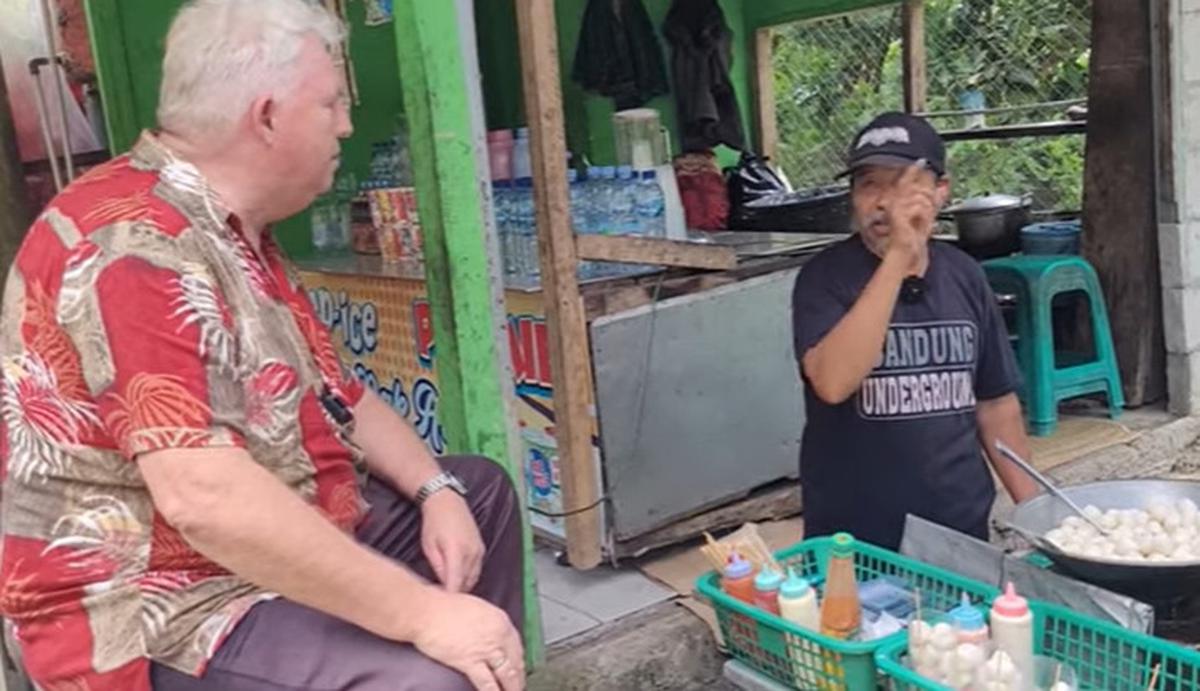 Sambil Makan Cireng, Bule Belanda Dengar Cerita soal Meletusnya Gunung Galunggung sampai Melongo