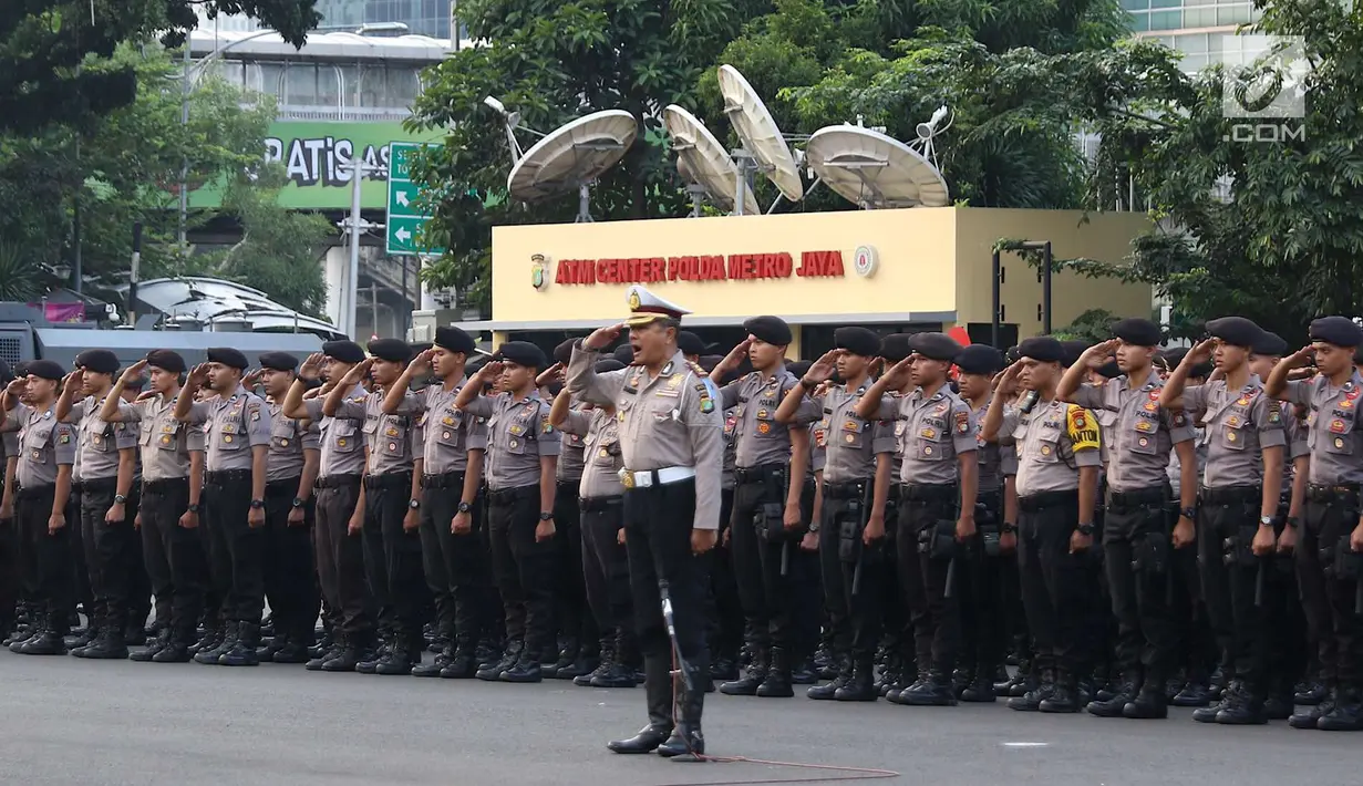 Personel polisi menggelar apel pasukan pengamanan malam takbiran di halaman Ditlantas Polda Metro Jaya, Jakarta, Kamis (14/6). Sekitar 5.000 personel  akan mengamankan malam takbiran dan salat Idul Fitri di Ibu Kota. (Liputan6.com/Immanuel Antonius)