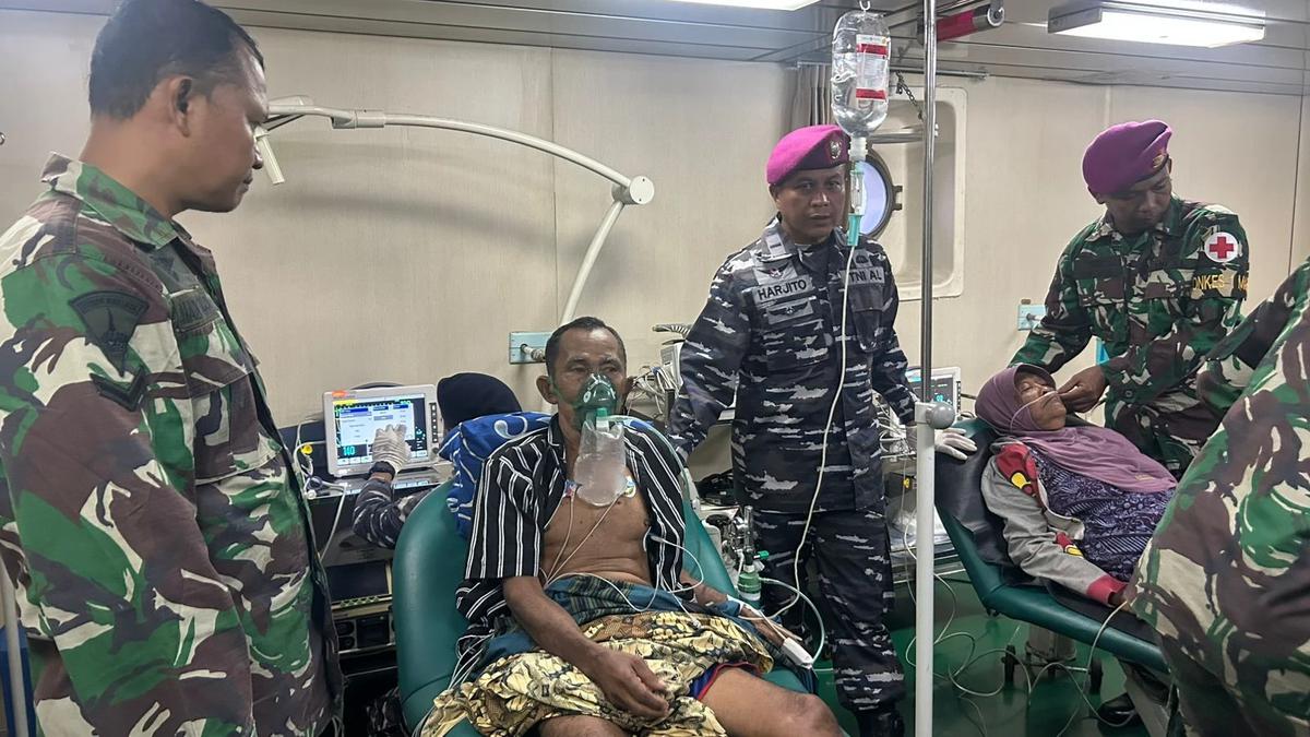 Prajurit dan Kapal RS TNI AL Dikerahkan Layani Kesehatan Masyarakat Pascabanjir Sumatra