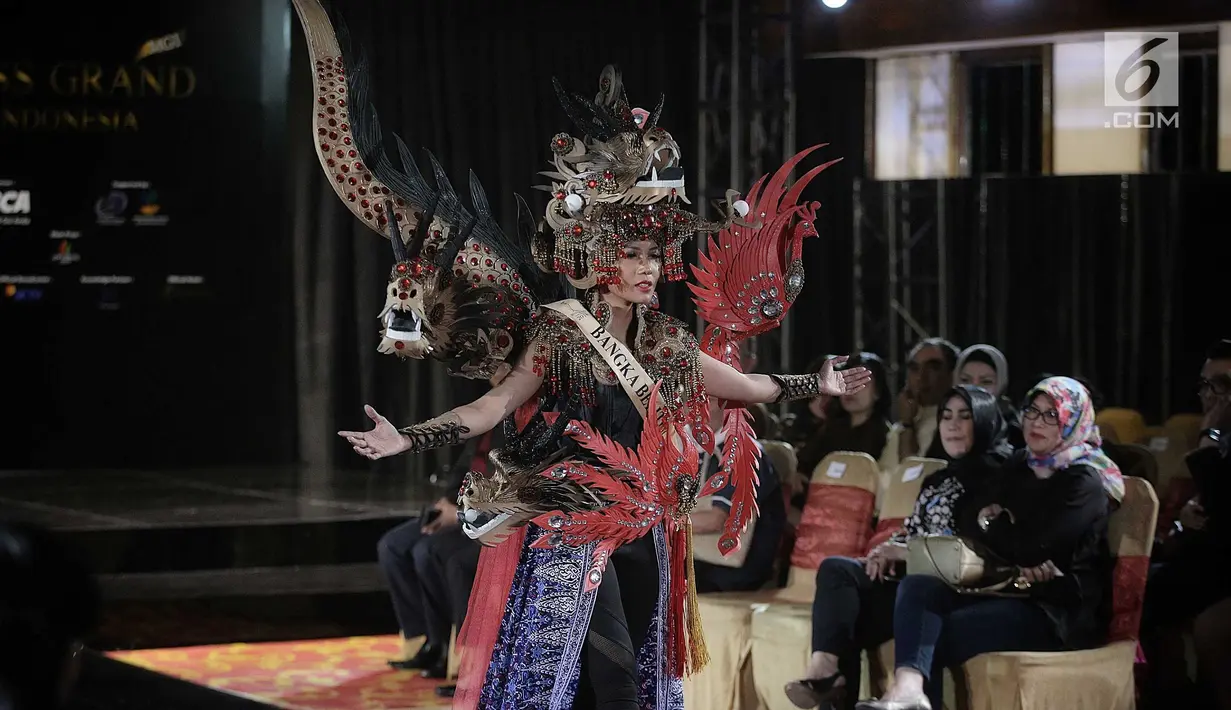 Finalis Bangka Belitung, Kenya Nidia menampilkan bakat dalam balutan busana tradisional dari daerahnya saat babak preliminary Miss Grand Indonesia 2018 di Jakarta, Senin (16/7). Sebanyak 30 finalis mencapai babak preliminary. (Liputan6.com/Faizal Fanani)