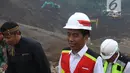 Presiden Joko Widodo atau Jokowi meninjau proyek Terowongan Nanjung di Kabupaten Bandung, Jawa Barat, Minggu (10/3). Terowongan Nanjung akan mengurangi lama dan luas genangan pada musim hujan di Dayeuh Kolot dan sekitarnya. (Liputan6.com/Angga Yuniar)