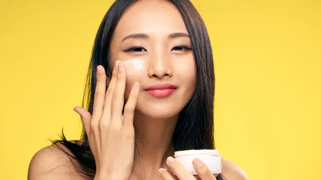 ilustrasi skincare/ShotPrime Studio/shutterstock