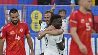 Timnas Inggris masih melanjutkan tren kemenanagan pada kualifikasi Euro 2024 setelah menghancurkan Makedonia Utara 7-0 dalam laga yang digelar di Old Trafford, Manchester, Selasa (20/6/2023) dini hari WIB. Tujuh gol Three Lions disumbangkan lewat hattrick Bukayo Saka, brace Harry Kane dan masing-masing satu gol dari Marcus Rashford dan Kalvin Phillips. Dengan kemenangan ini, pasukan Gareth Southgate makin nyaman bertengger di puncak klasemen Grup C dengan koleksi 12 poin hasil sapu bersih 4 kemenangan. (AP Photo/Dave Thompson)