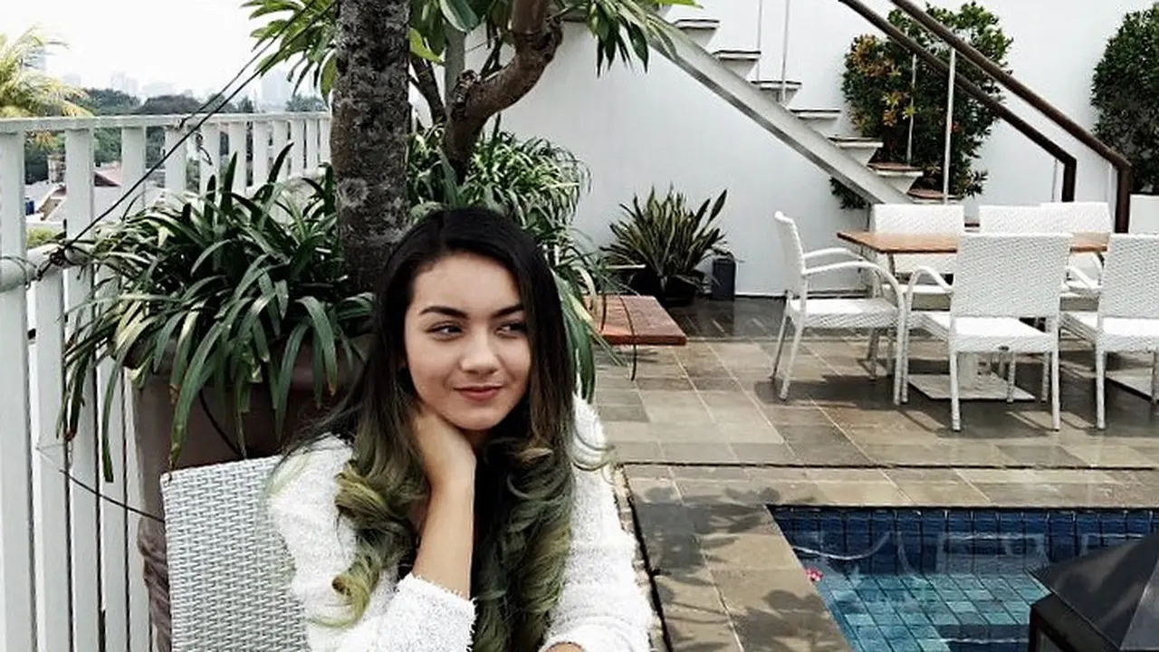[Bintang] Sibuk Syuting Sinetron, Contek 5 Gaya Kasual Ersya Aurelia