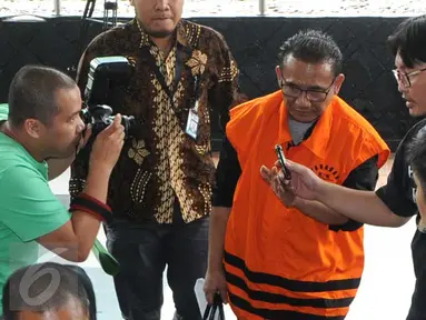 Pengusaha Ichsan Suiadi Tersangka Penyuap Mahkamah Agung Andri Tristianto Sutrisna saat akan menjalani pemeriksaan Perdana di  gedung KPK, Jakarta, Jumat (26/2). (Liputan6.com/Helmi Afandi)