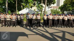 Personel Polda Metro Jaya dan Polres Metro Jakut mengikuti apel persiapan pengamanan KLB PSSI di dalam kawasan Ancol, Jakarta, Rabu (3/8). Kepolisian akan melakukan filterisasi dan pengamanan massa di seluruh 6 pintu masuk. (Liputan6.com/Gempur M Surya)