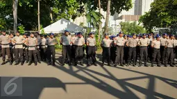 Personel Polda Metro Jaya dan Polres Metro Jakut mengikuti apel persiapan pengamanan KLB PSSI di dalam kawasan Ancol, Jakarta, Rabu (3/8). Kepolisian akan melakukan filterisasi dan pengamanan massa di seluruh 6 pintu masuk. (Liputan6.com/Gempur M Surya)