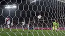 Gol pemain Peru, Christian Cueva (kiri) ke gawang Argentina mengubah skor menjadi 2-2 pada laga pada laga kualifikasi di Nacional Stadium, Lima, Peru. (REUTERS/Mariana Bazo)