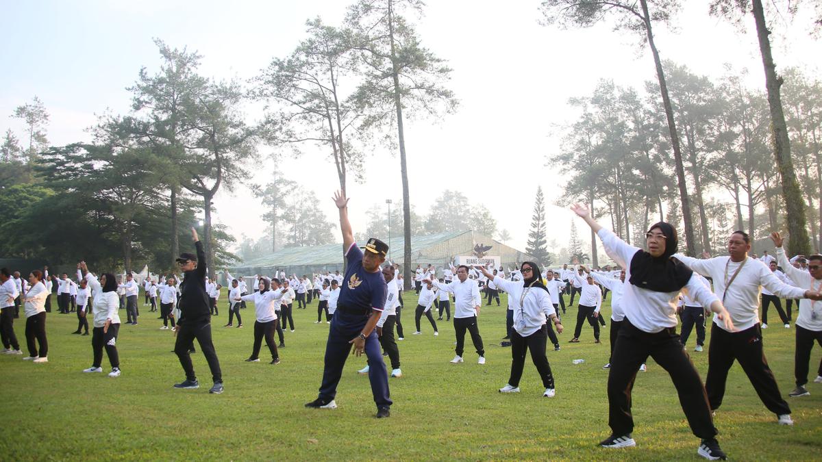 Semangat Ikuti Olahraga Pagi, Mendagri Tito Ikut Senam Pagi bersama Peserta Retreat Magelang