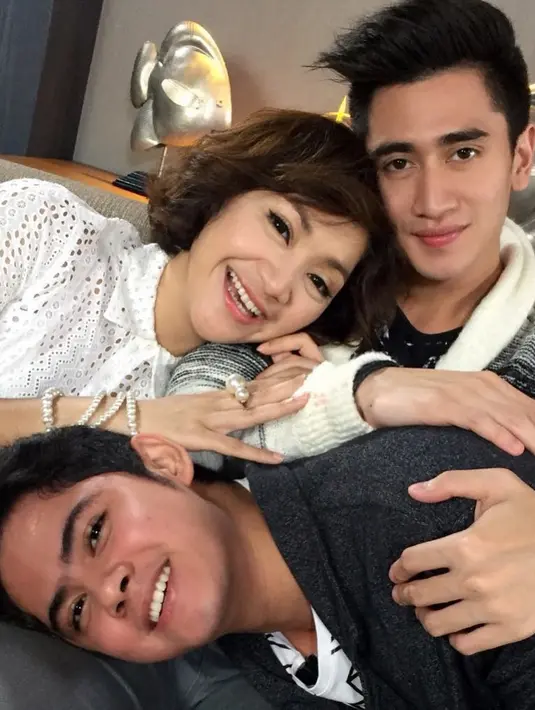 Kesedihan tampak terlihat dalam foto yang dibagikan Windy. Pemeran Mama Rani itu memeluk erat pemeran Satya. Terlihat dari air mata Windy juga tak bisa ditahan. (Instagram/windyario)