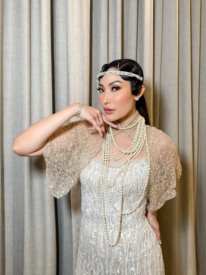 Potret Ayu Dewi Tampil Glamor dengan Sentuhan Old Hollywood dalam Balutan Gaun Putih Berpayet