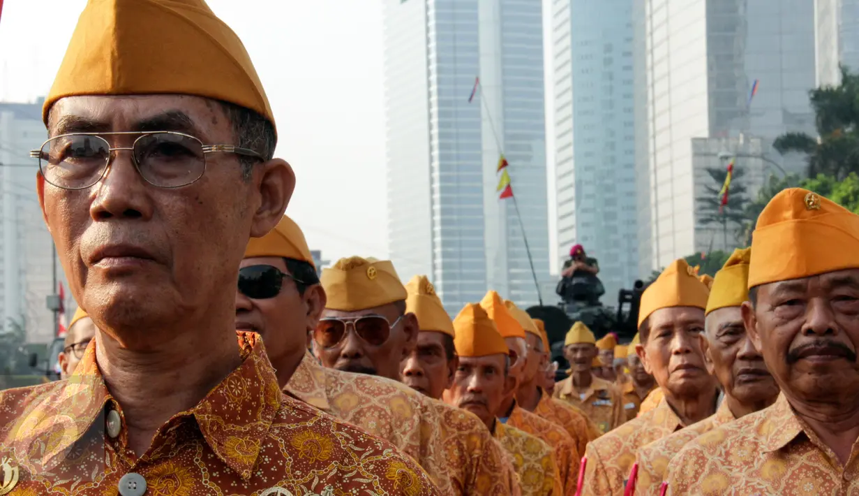 Sejumlah veteran pejuang kemerdekaan mengikuti pawai yang dimulai dari Museum Satria Mandala menuju Gelora Bung Karno, Jakarta, Selasa (11/8/2015). Pawai tersebut merupakan puncak peringatan Hari Veteran Nasional. (Liputan6.com/Yoppy Renato)
