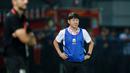 Ada yang beda saat Shin Tae-yong mendampingi Timnas Indonesia U-19 menghadapi Thailand di laga ketiga Grup A, Piala AFF U-19. (Bola.com/Bagaskara Lazuardi)