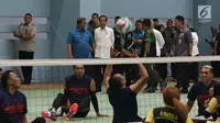 Presiden Joko Widodo meninjau sesi latihan atlet Asian Para Games di Arena GBK, Jakarta, Kamis (27/9). Ada tiga cabang olahraga yang latihannya di tinjau Jokowi, yakni olahraga menembak, bola voli duduk dan Lawn ball. (Merdeka.com/Imam Buhori)