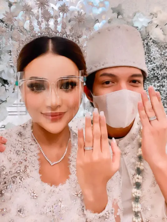 Kini Aurel Hermansyah sudah resmi menjadi istri Atta Halilintar. Lagu Cinta Tanpa Syarat merupakan hadiah yang diberikan Anang Hermansyah dan Ashanty di hari berbahagia tersebut pastinya. (Instagram/attahalilintar)