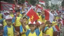 Siswa-siswi SD membawa bendera negara peserta Asian Games 2018 untuk menyambut Kirab Obor di kawasan Jati Padang, Pasar Minggu, Rabu (15/8). Mereka memenuhi jalanan untuk menyaksikan langsung Pawai Obor Asian Games 2018. (Liputan6.com/Faizal Fanani)