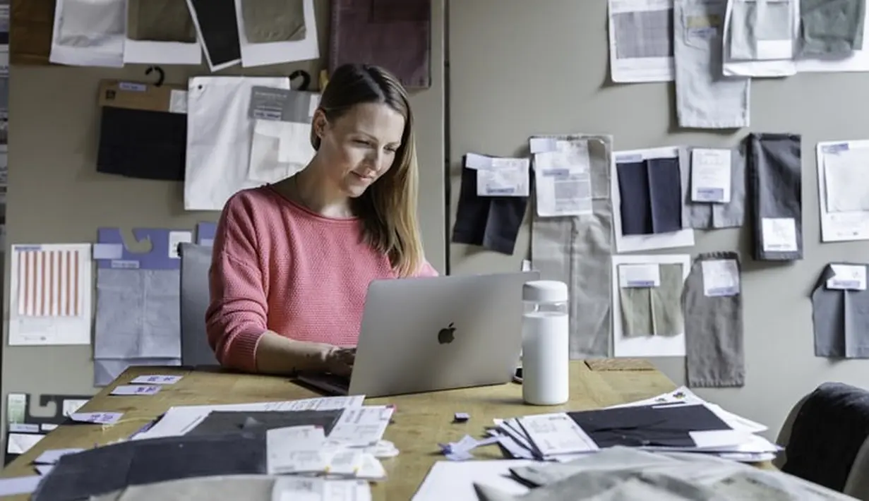 Orang yang bahagia bekerja lebih keras daripada yang lain. Mereka tahu betapa mudahnya terjebak dalam rutinitas, jadi mereka terus menerus mengevaluasi suasana hati mereka sendiri dan membuat keputusan berdasarkan apa yang akan membuat mereka bahagia. Foto: unsplash.com.