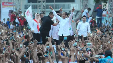 Capres nomor urut 01 Joko Widodo atau Jokowi menyapa pendukungnya saat kampanye terbuka di Alun-Alun Brebes, Jawa Tengah, Kamis (4/4). Jokowi menargetkan kemenangan lebih dari 80 persen di Brebes. (Liputan6.com/Angga Yuniar)