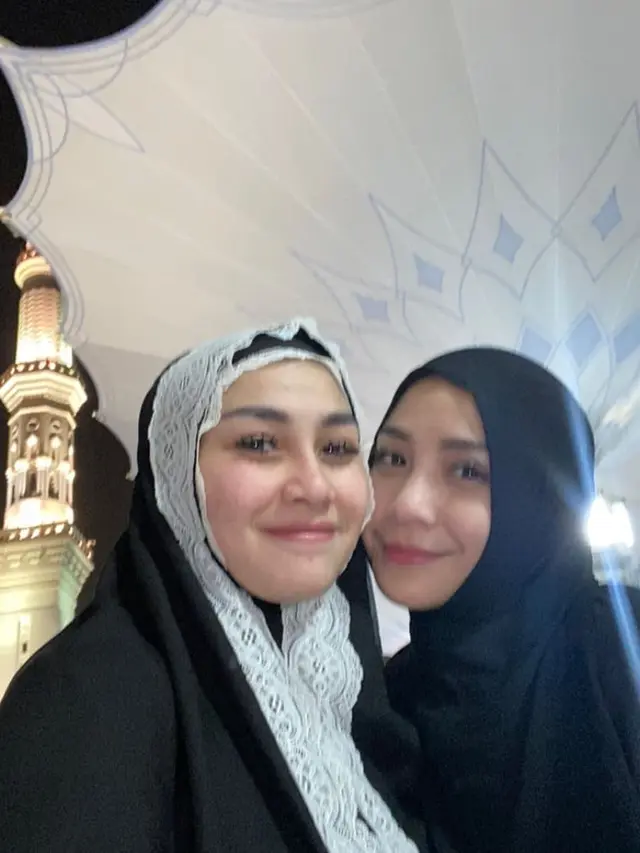 Momen Keluarga Raffi Ahmad Saat Umroh