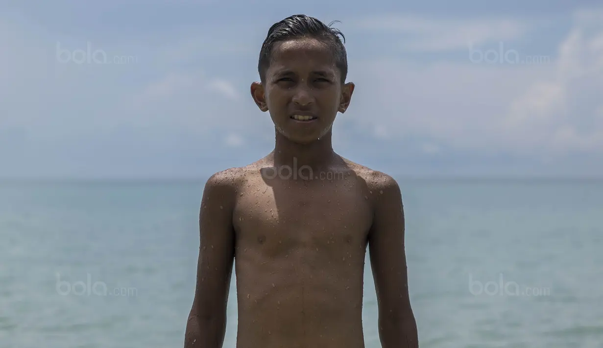 Pesepak bola SSB Tulehu Putra, Saleh Al'Ayubi Pary, saat berada di rumahnya di Tulehu, Maluku, Selasa (15/11/2017). Mutiara dari timur Indonesia ini terus berjuang dalam keadaan ekonomi yang terbatas. (Bola.com/Vitalis Yogi Trisna)