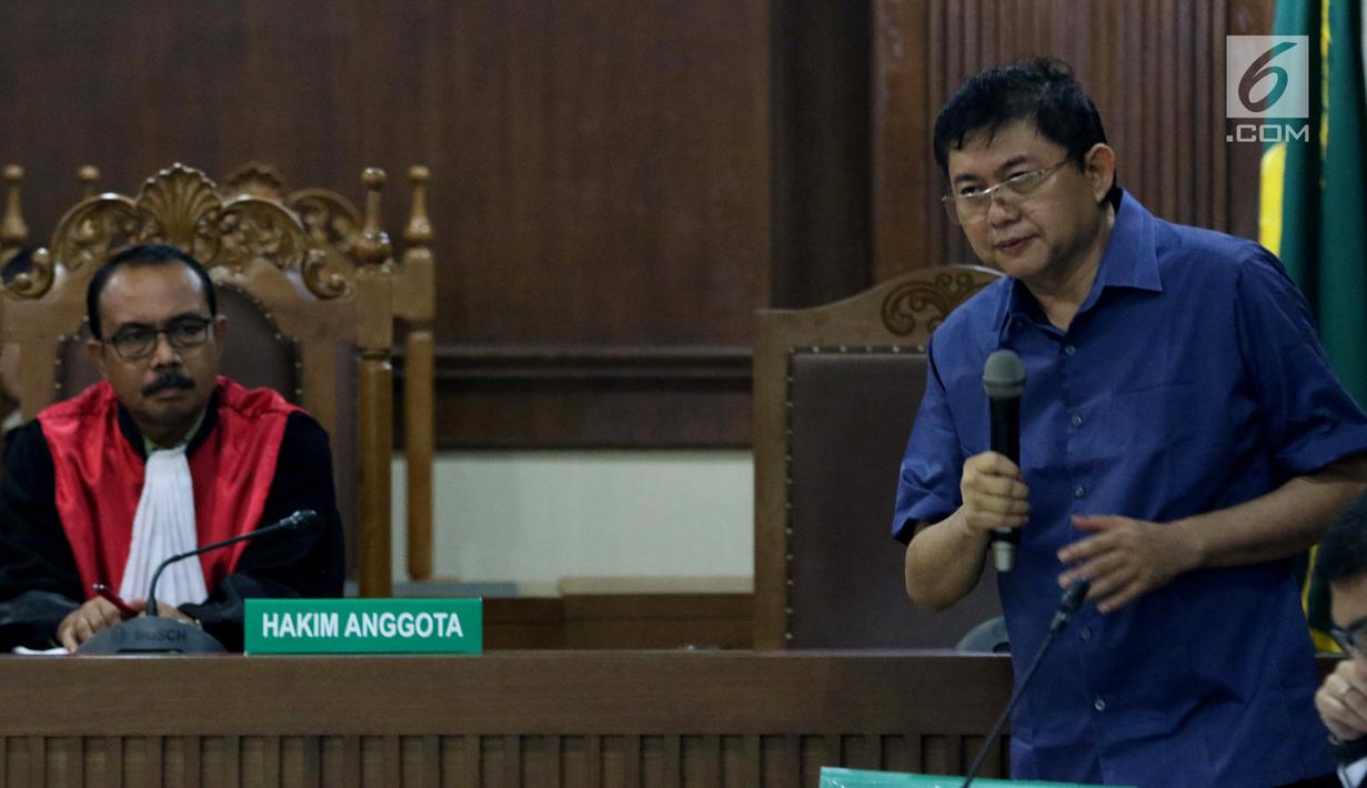 Terdakwa dugaan menghalangi proses penyidikan KPK, Lucas (kanan) saat memberi pertanyaan kepada salah satu saksi ahli pada sidang lanjutan di Pengadilan Tipikor, Jakarta, Kamis (21/2). Sidang mendengar dua saksi ahli. (Liputan6.com/Helmi Fithriansyah)