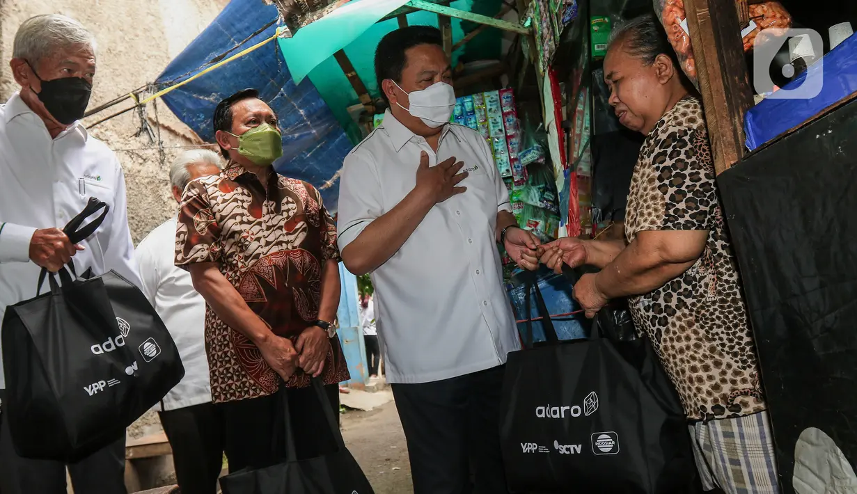 Presiden Direktur PT Adaro Energy Indonesia TBK Garibaldi Thohir bersama dengan Komisaris Independen PT Adaro Energy Indonesia TBK Budi Bowoleksono, Direktur Utama Indosiar/Ketua Umum Yayasan Pundi Amal Peduli Kasih (YPP) Imam Sudjarwo, Komisaris Utama PT Adaro Energy Indonesia TBK Edwin Soeryadjaya menyerahkan paket sembako kepada warga di kawasan permukiman padat penduduk di Jakarta Barat, Rabu (19/10/20). (Liputan6.com/Angga Yuniar)