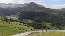 Para pebalap melintasi pemandangan bukit dan hutan dengan jarak tempuh 197 km pada edisi 103 taunn Tour de France, T(12/7/2016). (AFP/Kenzo Tribouillard)