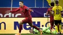 Penyerang Portugal, Cristiano Ronaldo, merayakan gol yang dicetaknya ke gawang Swedia pada laga UEFA Nations League di Stadion Friends Arena, Rabu (9/9/2020) dini hari WIB. Portugal menang 2-0 atas Swedia. (AFP/Janerik Henriksson/TT News Agency)