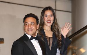 Raisa memilih maxi dress hitam dengan detail sheer v-neck yang memberi kesan ringan dan romantis. Hamish Daud melengkapi look sang istri dengan jas hitam andalannya, membuktikan kalau gaya formal klasik tak pernah salah untuk momen spesial. [Dok/KLY/Budy Santoso].