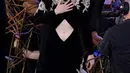 Julia Garner berjalan menuju panggung untuk menerima penghargaan kategori aktris pendukung terbaik dalam serial drama pada ajang Primetime Emmy Awards ke-74 di Microsoft Theater, Los Angeles, Amerika Serikat, 12 September 2022. Dia merayakan kemenangan ketiganya untuk peran tersebut. (AP Photo/Mark Terrill)