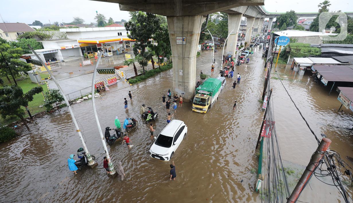 Sejumlah kendaraan—baik roda dua maupun empat—yang berusaha melintasi genangan air di jalan Ciledug Raya harus ekstra hati-hati. (Liputan6.com/Angga Yuniar)