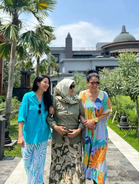 Selain bersama kedua buah hatinya, Marcella Zalianty turut menikmati momen liburan bersama ibunda dan adiknya. Kakak beradik yang sempat populer di dunia hiburan pada tahun 2000-an saat ini sudah cukup jarang muncul di layar kaca. Namun keduanya tetap eksis dan kerap menyapa penggemar di media sosial Instagram. (Liputan6.com/IG/@marcella.zalianty)