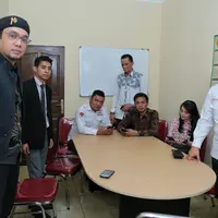 Setelah beberapa tahun resmi cerai, Tessa Kaunang dan Sandy Tumiwa kembali menjalani sidang. Kali ini, mantan pasangan suami istri itu menjalani sidang terkait hak asuh anak. (Adrian Putra/Bintang.com)