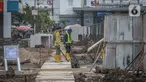 Pekerja membongkar jalur pedestrian di kawasan Kota Tua, Jakarta, Rabu (23/3/2022). Pemprov DKI Jakarta merevitalisasi pedestrian Kota Tua menjadi plaza pedestrian untuk mendukung program zona rendah emisi di destinasi wisata sejarah tersebut. (Liputan6.com/Faizal Fanani)