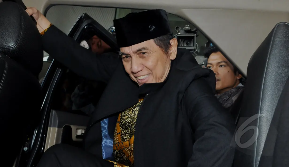 Hadi Poernomo memasuki mobil usai menjalani pemeriksaan, Jakarta, Selasa (5/5/2015). KPK belum melakukan penahanan meski Hadi sudah setahun ditetapkan sebagai tersangka. (Liputan6.com/Andrian M Tunay) 