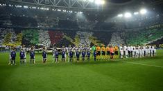 Dua kesebelasan berpose untuk awak media jelang tendangan pertama pertandingan (OLIVIER MORIN / AFP)