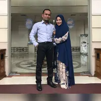 Cak Budi dan istri | foto : Bintang