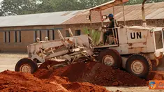 Citizen6, Kongo: : Pengerjaan lapangan Bola Basket dan Volly, Satgas Zeni TNI mengerahkan alat-alat berat seperti Becho Loader, Exavator, Dump Truck, Greder dan Vibro Roller. (Pengirim: Badarudin Bakri)