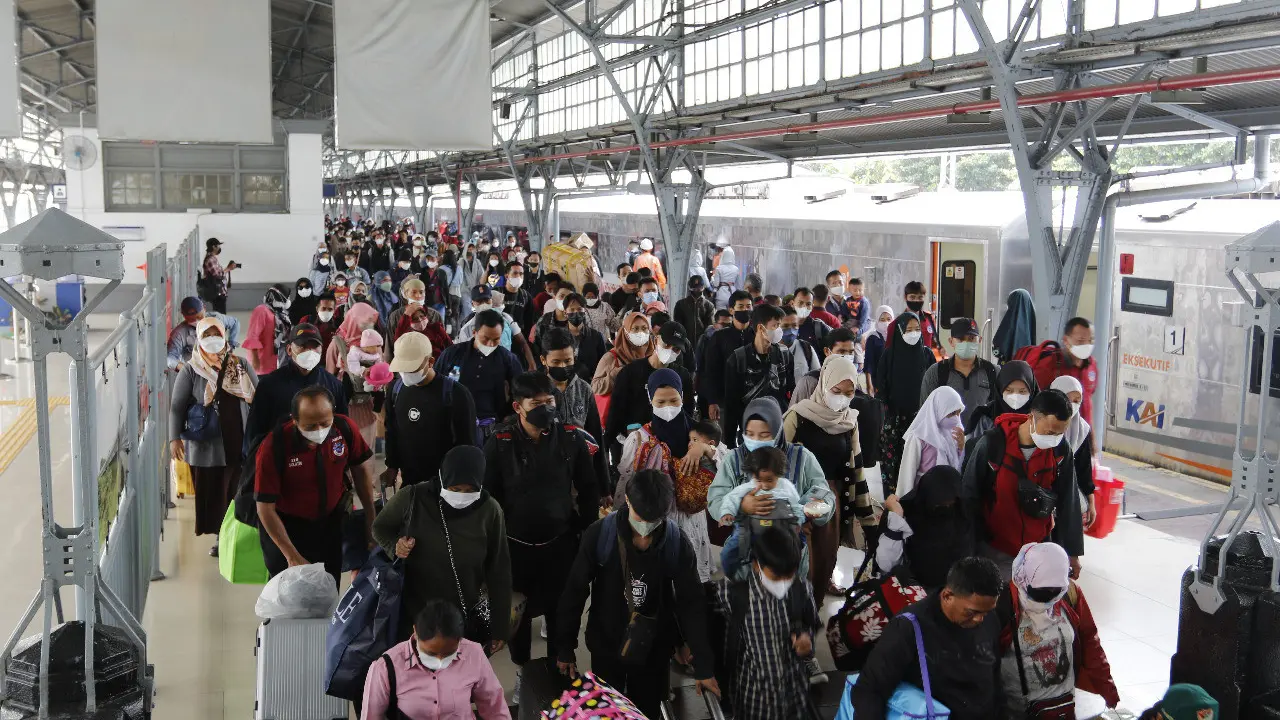 Jumlah penumpang kereta api jarak jauh (KAJJ) di Statiun Gambir dan Pasar Senen kembali meningkat, menjelang Hari Raya Waisak yang jatuh pada 16 Mei 2022. Peningkatan jumlah penumpang ini hampir dua kali lipat.