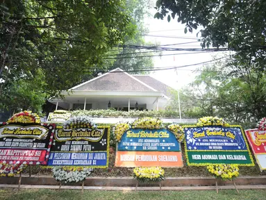 Suasana rumah duka Guruh Soekarnoputra di Jalan Sriwijaya Raya, Kebayoran Baru, Jakarta Selatan, Sabtu (26/9/2026). Sejumlah pelayat berdatangan untuk memberikan penghormatan terakhir kepada putra bungsu Presiden pertama RI Soekarno tersebut. (KLY/Budy Santoso)