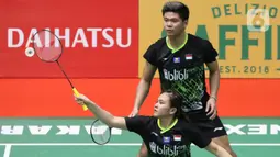 Pebulutangkis Indonesia, Praveen Jordan/Melati Daeva Oktavianti mengembalikan kok ke arah Lee Yang/Yang Ching Tun (China Taipei) pada babak kedua ganda campuran Indonesia Masters 2020 di Istora GBK, Jakarta, Kamis (16/1/2020). Praveen/Melati unggul 20-22 21-12 21-12. (Liputan6.com/Helmi Fithriansyah