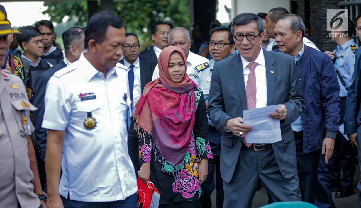 Siti Aisyah didampingi Menteri Hukum dan HAM Yasonna Laoly tiba di Bandara Halim Perdanakusuma, Jakarta, Senin (11/3). Siti Aisyah kembali ke Indonesia setelah dibebaskan oleh Pengadilan Tinggi Shah Alam. (Liputan6.com/Faizal Fanani)